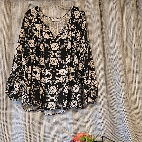 Chic Black and White Floral Blouse - Picture 1 of 1